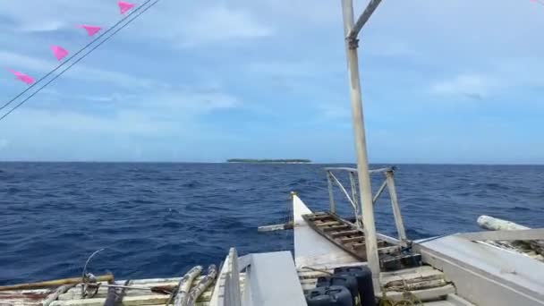 大きな波に乗って海を渡る木製のボート — ストック動画