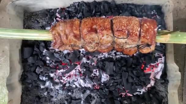 Grelhar Barriga Lechon Maneira Tradicional Pedaço Inteiro Porco Num Espeto — Vídeo de Stock