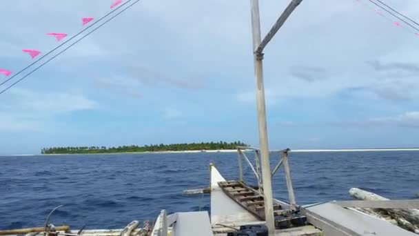 Egy Fahajó Egy Kis Trópusi Szigetre Vitorlázik Fehér Homokkal Szigetugrás — Stock videók