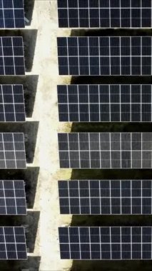 Bir enerji santralinin güneş panellerinin havadan görünüşü. Güneşin enerjisi. 