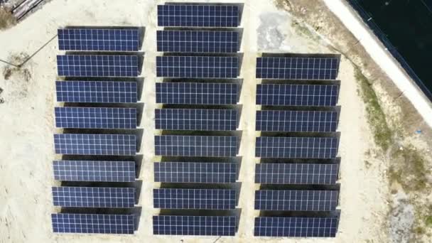 発電所の太陽光パネルの空中ビュー 太陽のエネルギー — ストック動画