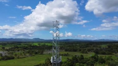 Kablosuz veri istasyonu hava görüntüsü. Baz istasyonu. Veri anteninin etrafında uçuyor. Yüksek hızlı internet 5g. 