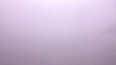 Bir el beyaz bir kağıdı buruşturur.. 