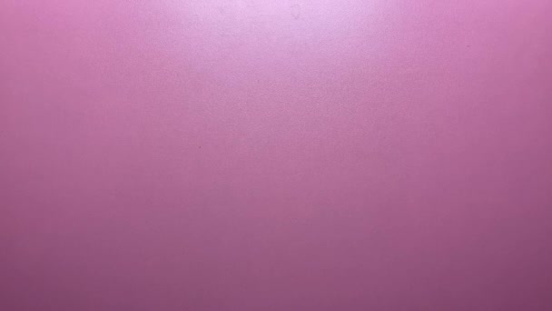 Ένα Χέρι Κολλάει Ένα Αυτοκόλλητο Την Επιγραφή Όχι Ροζ Φόντο — Αρχείο Βίντεο
