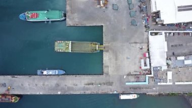 Bağlı gemilerle dolu bir rıhtımın havadan görüntüsü. Deniz Limanı. 