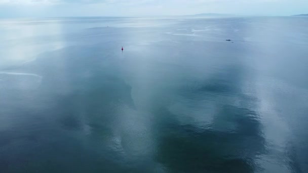 Вид Воздуха Морскую Поверхность Корабль Плывет Морю — стоковое видео