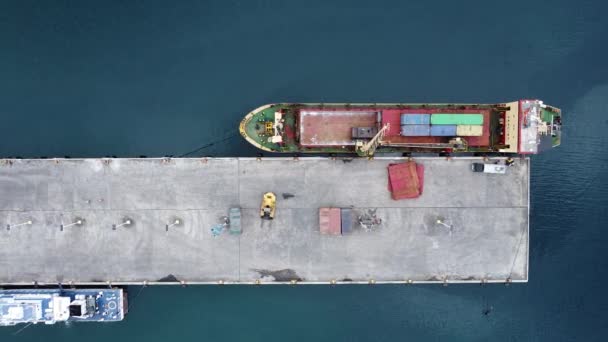 港にコンテナを持った船を積み込む 海上貨物輸送について カーゴ イングランド — ストック動画