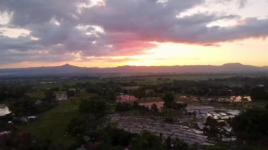 Dağların ve pirinç teraslarının üzerinde güzel bir günbatımı manzarası.. 