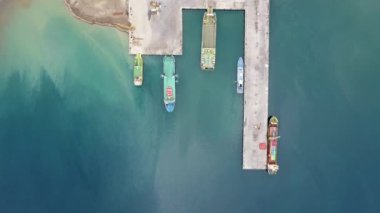 Bağlı gemilerle dolu bir rıhtımın havadan görüntüsü. Deniz Limanı.