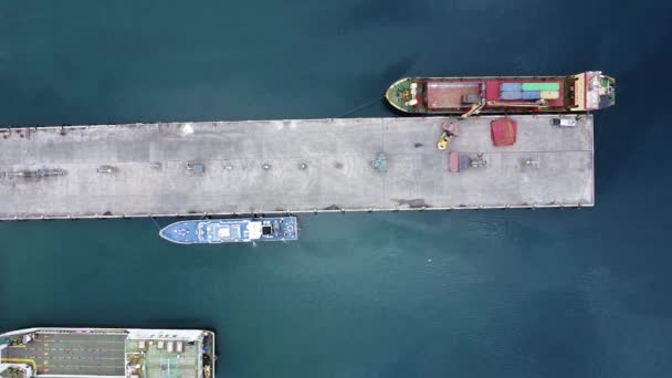 Φόρτωση Πλοίου Εμπορευματοκιβώτια Στο Λιμάνι Θαλάσσιες Μεταφορές Εμπορευμάτων Φορτίο — Αρχείο Βίντεο