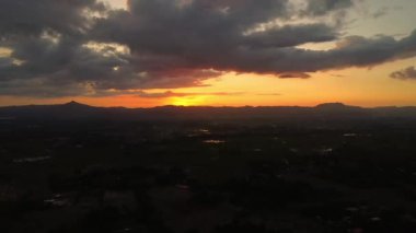 Dağların ve pirinç teraslarının üzerinde güzel bir günbatımı manzarası..