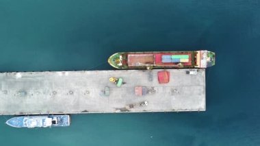 Limanda bir gemiye konteynır yüklemek. Deniz kargo taşımacılığı. Kargo.