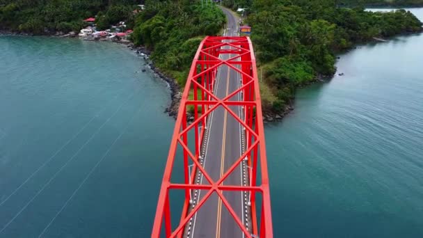 Eine Drohne Fliegt Über Eine Straßenbrücke Über Dem Meer Luftaufnahme — Stockvideo