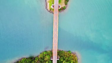 Tropik adalar arasındaki yol köprüsünün havadan görünüşü