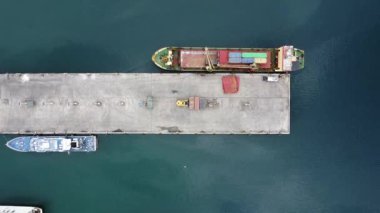 Limanda bir gemiye konteynır yüklemek. Deniz kargo taşımacılığı. Kargo