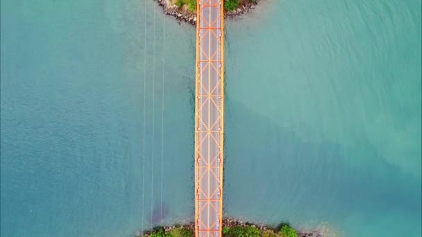 トロピカル諸島間の道路橋の空中観測 — ストック動画