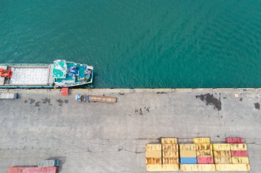 Limanda bir gemiye konteynır yüklemek. Deniz kargo taşımacılığı. Kargo. 