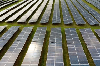 Bir enerji santralinin güneş panellerinin havadan görünüşü. Güneşin enerjisi. 