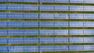 Bir enerji santralinin güneş panellerinin havadan görünüşü. Güneşin enerjisi. 