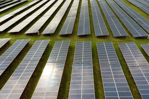 Bir enerji santralinin güneş panellerinin havadan görünüşü. Güneşin enerjisi. 