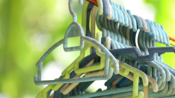 服を乾かすための服のラインに掛かる古い服のハンガー — ストック動画