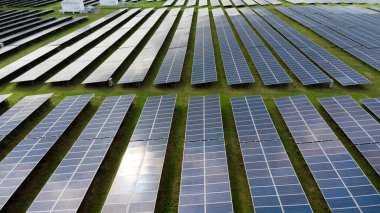 Bir enerji santralinin güneş panellerinin havadan görünüşü. Güneşin enerjisi. 