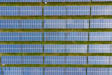 Bir enerji santralinin güneş panellerinin havadan görünüşü. Güneşin enerjisi. 