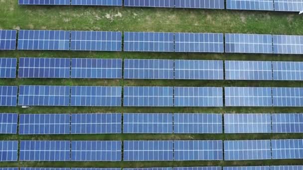 Bir Enerji Santralinin Güneş Panellerinin Havadan Görünüşü Güneşin Enerjisi — Stok video
