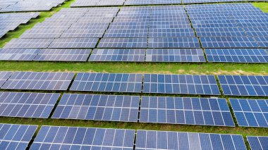 Bir enerji santralinin güneş panellerinin havadan görünüşü. Güneşin enerjisi. 