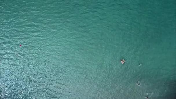 人们用内管在海里游泳 海滩鸟瞰 — 图库视频影像