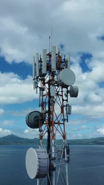 Vista Aerea Della Stazione Dati Wireless Torre Delle Cellule Volare — Video Stock