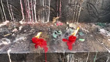 Taş basamaklarda mum yakmak. Mezar taşındaki mumlar. Erimiş mum