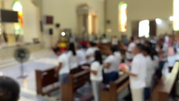 Люди Моляться Католицькій Церкві Похоронній Службі Розмите Відео Поза Фокусом — стокове відео