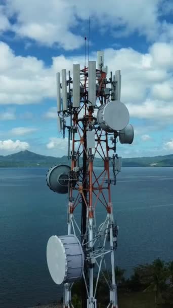 无线数据站航空视图 细胞塔 绕数据天线飞行 — 图库视频影像