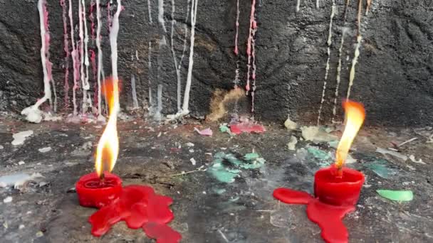 Ανάβουν Κεριά Πέτρινα Σκαλιά Κεριά Ταφόπλακα Λιωμένο Κερί — Αρχείο Βίντεο