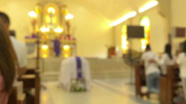 Люди Моляться Католицькій Церкві Похоронній Службі Розмите Відео Поза Фокусом — стокове відео