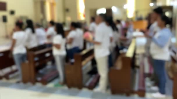 Les Gens Qui Prient Dans Une Église Catholique Image Floue — Video