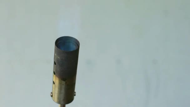 在灰色背景上点燃便携式燃气燃烧器 — 图库视频影像
