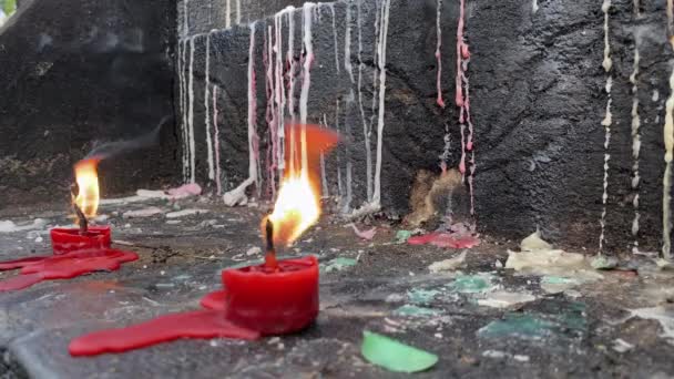 Brennende Kerzen Auf Steinstufen Kerzen Auf Einem Grabstein Geschmolzenes Wachs — Stockvideo