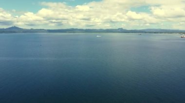 Yolcu gemisi, dağların arka planına karşı denizde yelken açar..