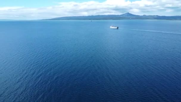 Passagierschiff Fährt Auf Dem Meer Vor Der Kulisse Der Berge — Stockvideo