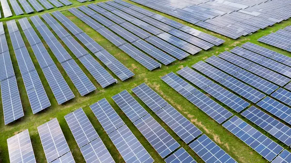 Bir enerji santralinin güneş panellerinin havadan görünüşü. Güneşin enerjisi. 