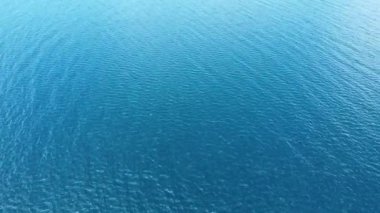 Okyanusun yüzeyinin havadan görünüşü güneş gibi parlıyor..