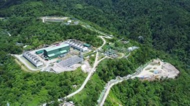 Dağlardaki jeotermal enerji santralinin havadan görünüşü. Volkan enerjisi.