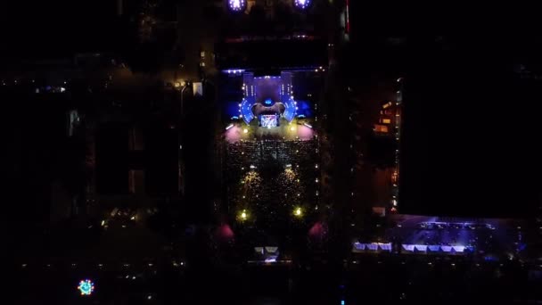 人们晚上在露天音乐会的空中观看 — 图库视频影像