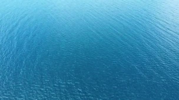 Vista Aérea Superficie Del Océano Con Resplandor Solar — Vídeos de Stock