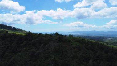 Tropikal dağ manzarası deniz, gökyüzü ve bulutların hava manzarasına karşı.. 