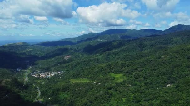 Tropikalny Krajobraz Górski Tle Morza Chmur Widok Lotu Ptaka — Wideo stockowe