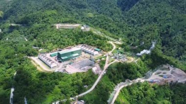 Dağlardaki jeotermal enerji santralinin havadan görünüşü. yenilenebilir enerji kaynakları