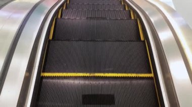 boş bir yürüyen merdivenin basamakları yukarıdan yakın görüntüyü hareket ettir.